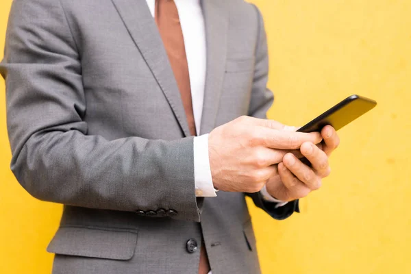 Elegant Mobilbank Man Kostym Rullning Sin Smartphone Samtidigt Söka Efter — Stockfoto
