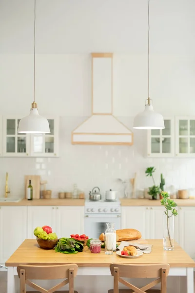 厨房内部在现代公寓或房子与厨具和灯挂在桌子上蔬菜和自制食品 — 图库照片