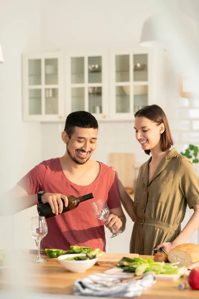 Schöner Junger Mann Gießt Wein Weingläser Für Ihn Und Seine — Stockfoto