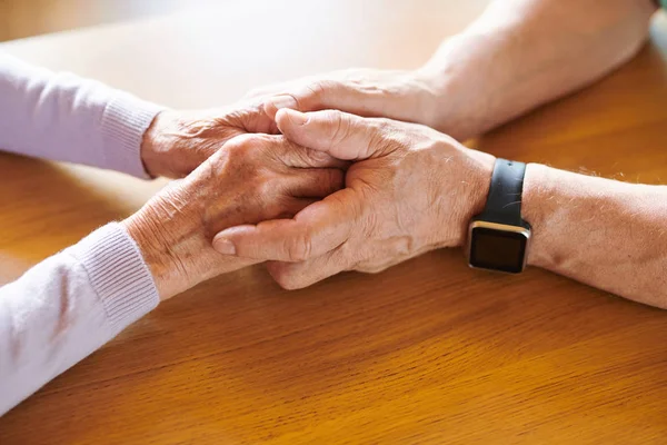 Hände Eines Unterstützenden Reifen Ehemannes Der Die Seiner Frau Vor — Stockfoto