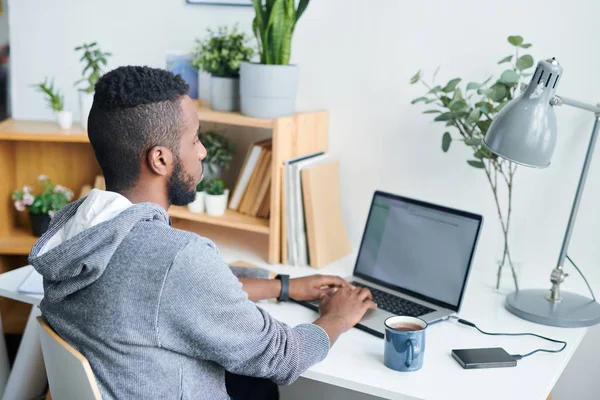 Jovem Empresário Casual Olhando Para Tela Laptop Frente Dele Enquanto — Fotografia de Stock