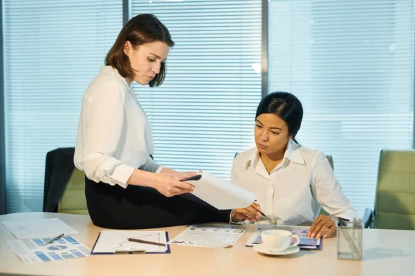 Due Giovani Donne Affari Eleganti Discutono Termini Del Contratto Sala — Foto Stock