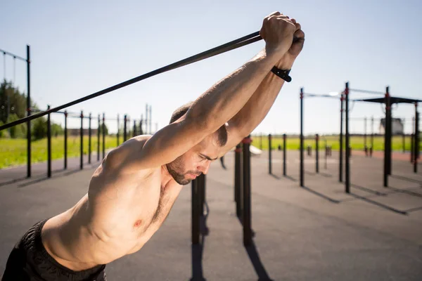 Junger Muskulöser Hemdloser Mann Der Sich Beim Training Freien Nach — Stockfoto