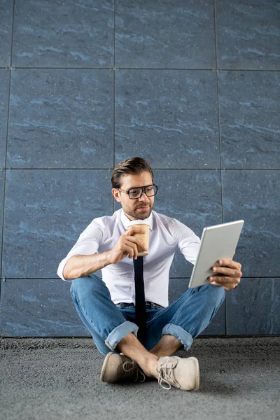 Jonge Elegante Zakenman Smart Casual Met Koffie Het Bekijken Van — Stockfoto