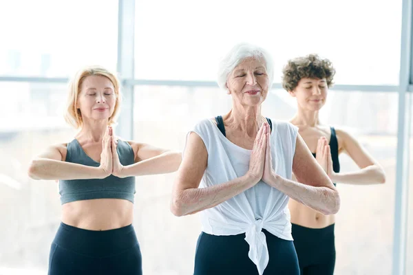 Три Счастливые Активные Женщины Спортивной Одежде Практикующие Расслабляющие Упражнения Йоги — стоковое фото