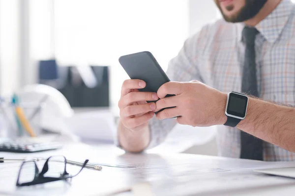 Händerna Unga Samtida Kontorsarbetare Hålla Smartphone Medan Textning Eller Rullning — Stockfoto