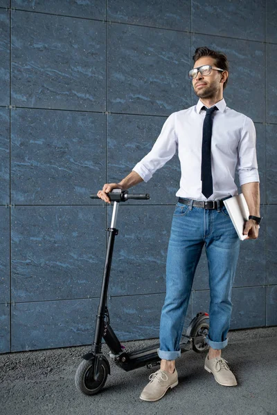 Junger Erfolgreicher Zeitgenössischer Eleganter Geschäftsmann Mit Laptop Und Roller Der — Stockfoto