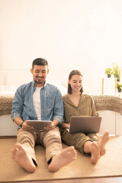 Young Man Tablet His Wife Laptop Sitting Floor Bed Relaxing — Stock Photo, Image