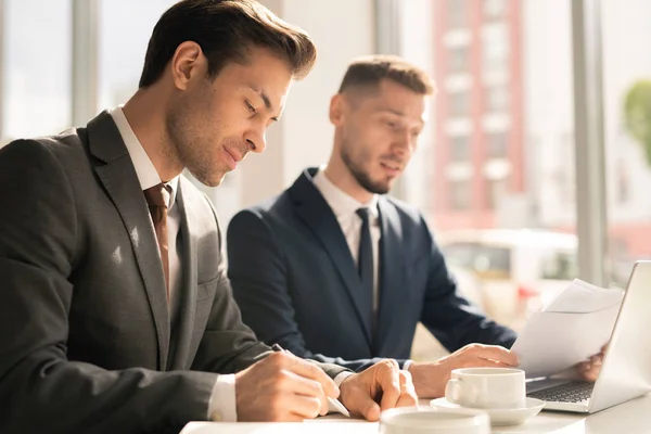 Jovem Homem Negócios Elegante Que Concentra Fazer Anotações Caderno Enquanto — Fotografia de Stock