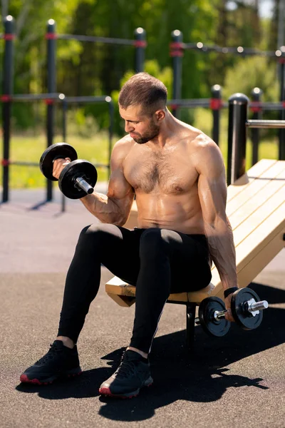 Topless Jonge Gespierde Atleet Met Zware Dumbbells Pompen Biceps Terwijl — Stockfoto