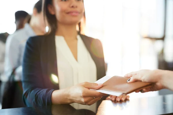 Jonge Zakenreiziger Die Haar Paspoort Vliegticket Terugneemt Registratie Bij Incheckbalie — Stockfoto