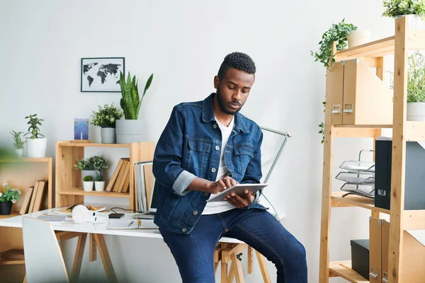 Jovem Sério Cara Casual Jeans Jaqueta Ganga Usando Touchpad Para — Fotografia de Stock