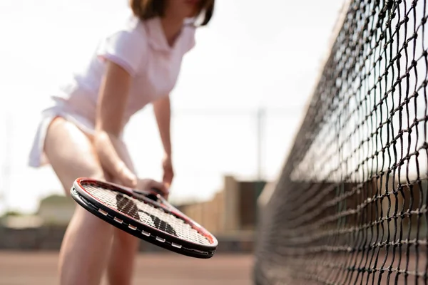 Tennisschläger Einer Jungen Profispielerin Die Während Des Spiels Ball Fangen — Stockfoto