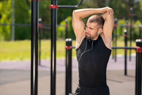 Junger Muskulöser Sportler Schwarzen Trainingsanzug Beim Training Für Arme Während — Stockfoto