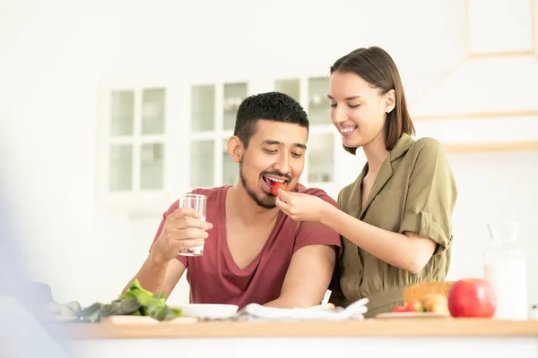 Feliz Joven Mujer Dando Novio Fresa Madura Fresca Gusto Mientras —  Fotos de Stock