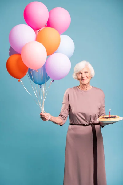 Mujer Anciana Feliz Vestido Elegante Sosteniendo Pastel Con Vela Montón — Foto de Stock