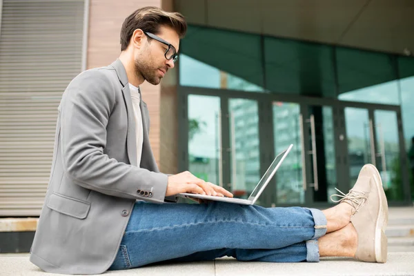 Casual Unga Frilansare Sitter Med Modern Byggnad Med Laptop Knä — Stockfoto