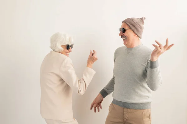 Gelukkig Casual Senior Paar Zonnebril Met Plezier Dansen Afzondering Witte — Stockfoto