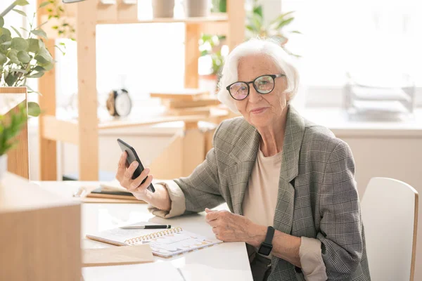 Donna Anziana Moderna Mobile Abbigliamento Formale Occhiali Seduta Sul Posto — Foto Stock