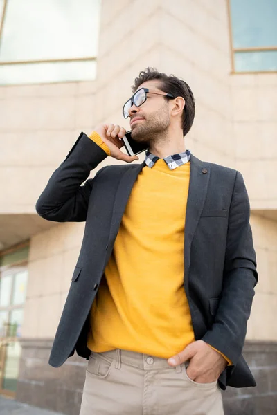 Joven Hombre Elegante Jersey Amarillo Chaqueta Azul Oscuro Hablando Teléfono —  Fotos de Stock