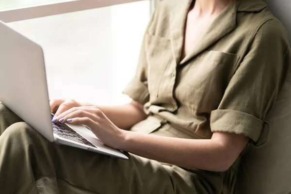 Låg Del Unga Casual Kvinnlig Student Med Laptop Röra Tangenter — Stockfoto