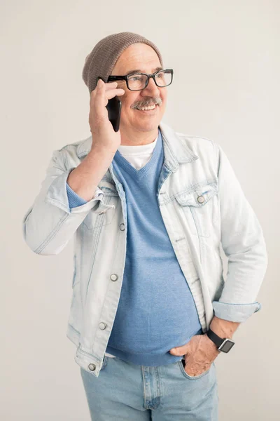 Homem Alegre Envelhecido Pulôver Casual Jaqueta Jeans Azul Gorro Chamando — Fotografia de Stock