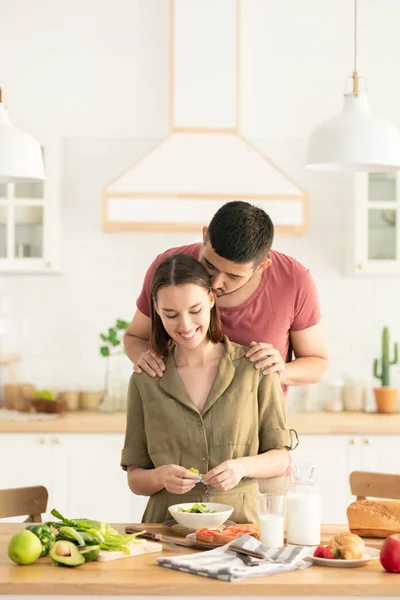 Giovane Marito Amoroso Dando Sua Moglie Bacio Sulla Testa Mentre — Foto Stock