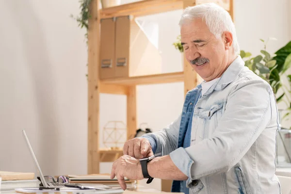 Selbstbewusster Älterer Mann Freizeitkleidung Zeigt Auf Die Smartwatch Handgelenk Während — Stockfoto