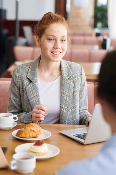Positive Selbstbewusste Junge Marketing Fachfrau Mit Roten Haaren Sitzt Tisch — Stockfoto