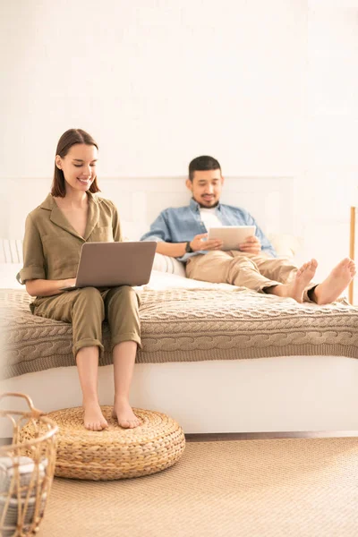 Jeune Femme Détendue Avec Ordinateur Portable Assis Sur Bord Lit — Photo