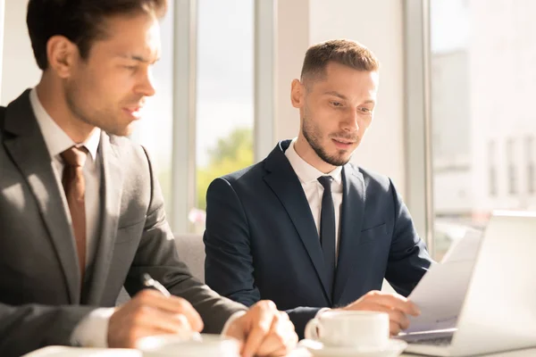 Giovane Economista Banchiere Contemporaneo Che Legge Articolo Discute Suoi Punti — Foto Stock