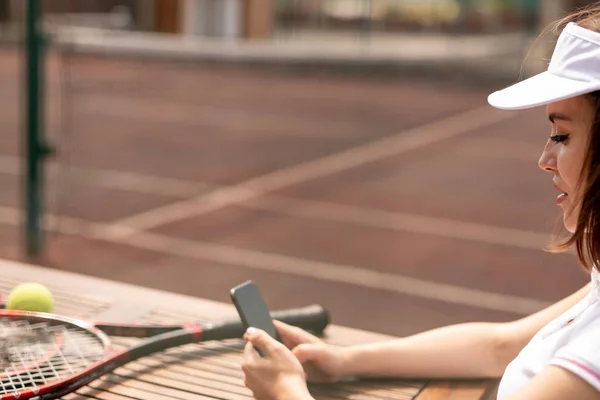 Young Female Tennis Player Messaging Her Smartphone Game Stadium — Stock Photo, Image