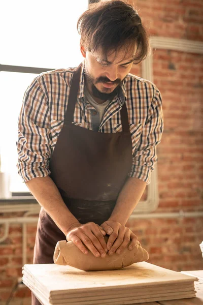 Jonge Bebaarde Meester Van Aardewerk Kneden Klei Tijdens Het Voorbereiden — Stockfoto