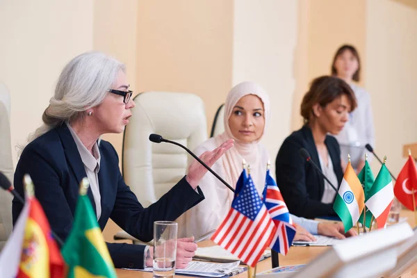 Mogen Säker Kvinnlig Talare Elegant Kostym Förklara Hennes Åsikt Samtidigt — Stockfoto