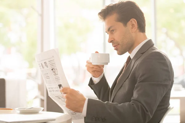 Hedendaagse Makelaar Handelaar Formalwear Met Ochtendthee Koffie Het Lezen Van — Stockfoto