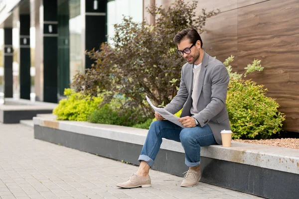 Young Entrepreneur Smart Casual Sitting Urban Environment Looking Newspaper Fresh — Stock Photo, Image