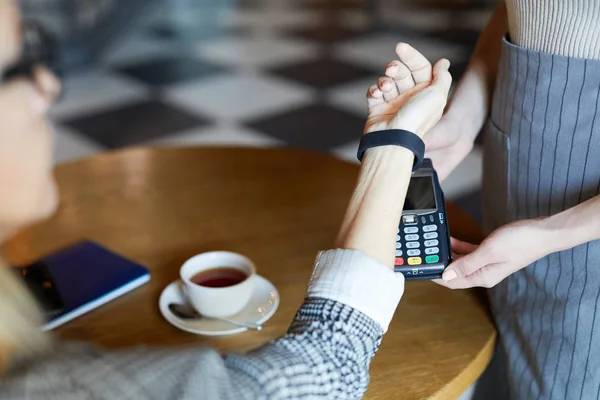 Samtida Affärskvinna Som Betalar Med Smartwatch Medan Håller Hennes Handled — Stockfoto