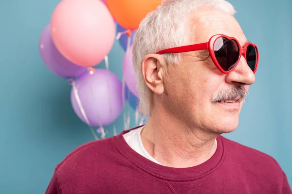 Dojrzały Człowiek Stylowe Okulary Stwarzające Tle Kolorowych Balonów Studio — Zdjęcie stockowe