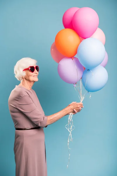 Elegante Grazioso Gruppo Femminile Senior Palloncini Colorati Mentre Piedi Studio — Foto Stock