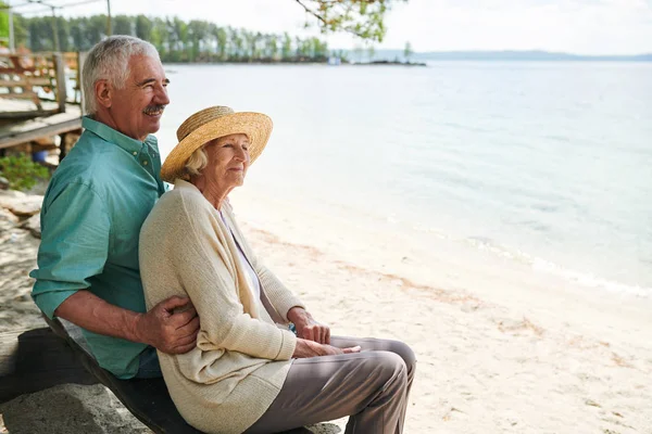 Senior Romantico Uomo Donna Seduto Sulla Spiaggia Sul Lago Godendo — Foto Stock