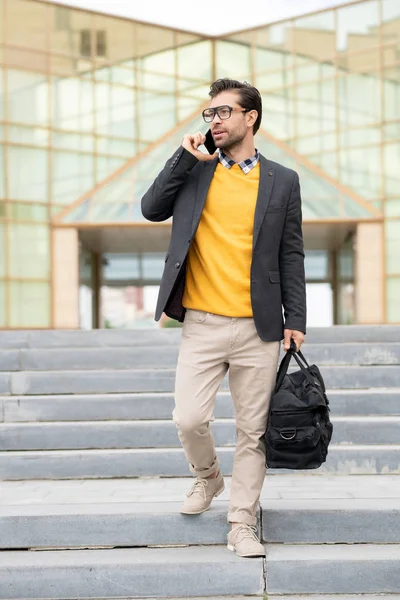 Jonge Zakenreiziger Met Bagage Zak Naar Beneden Terwijl Met Smartphone — Stockfoto