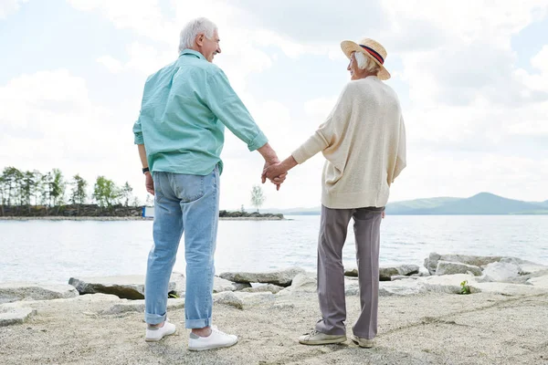 Zadní Pohled Současné Neformální Seniory Které Drží Ruce Když Stojí — Stock fotografie