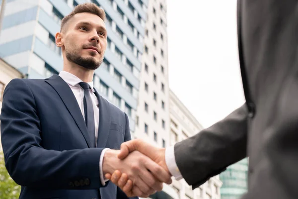 Jonge Elegante Zakenman Schudden Hand Van Opdrachtgever Onderhandelingen Ondertekening Contract — Stockfoto