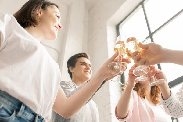 Heureux Amis Occasionnels Cliquetis Avec Des Flûtes Champagne Tout Célébrant — Photo