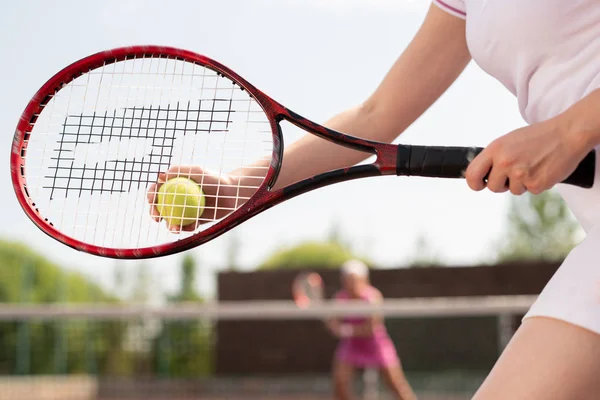 Tennisspielerin Hält Ball Über Schläger Während Sie Ihn Zum Spielkameraden — Stockfoto