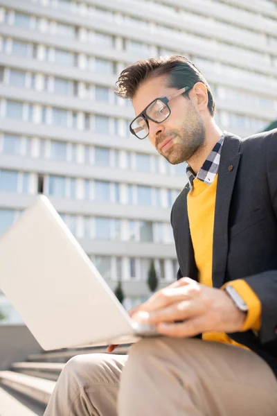 Ocupado Joven Empresario Elegante Con Portátil Mirando Través Sitios Web — Foto de Stock