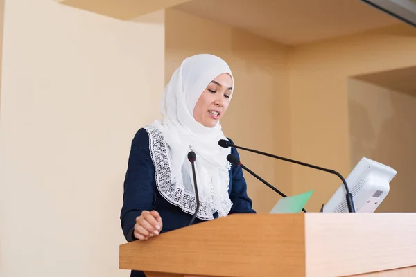 Unga Självsäkra Muslimska Affärskvinna Kostym Och Hijab Läsa Punkter Hennes — Stockfoto