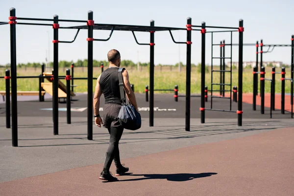 Jonge Actieve Man Sportkleding Die Naar Sportfaciliteiten Verhuist Terwijl Buiten — Stockfoto