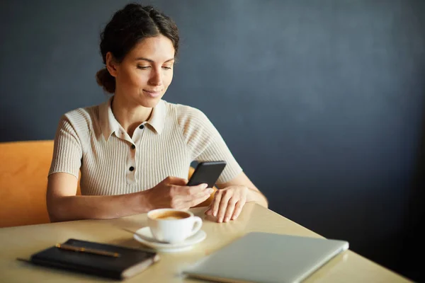 Ung Seriös Affärskvinna Rullning Smartphone Eller Textning Kunder Väntan Någon — Stockfoto