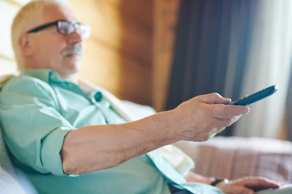 Hand Eines Zeitgenössischen Lässigen Älteren Mannes Der Die Fernbedienung Fernseher — Stockfoto